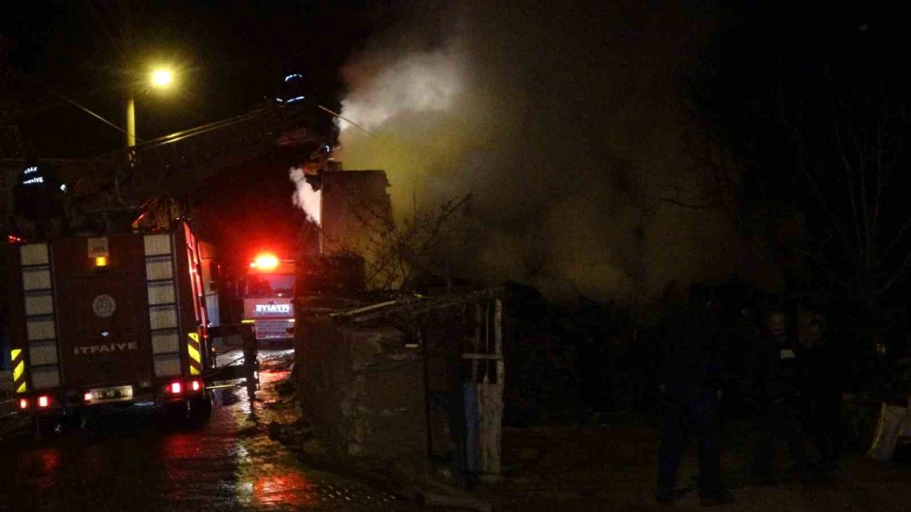 Depoda başlayan yangın evi küle çevirdi