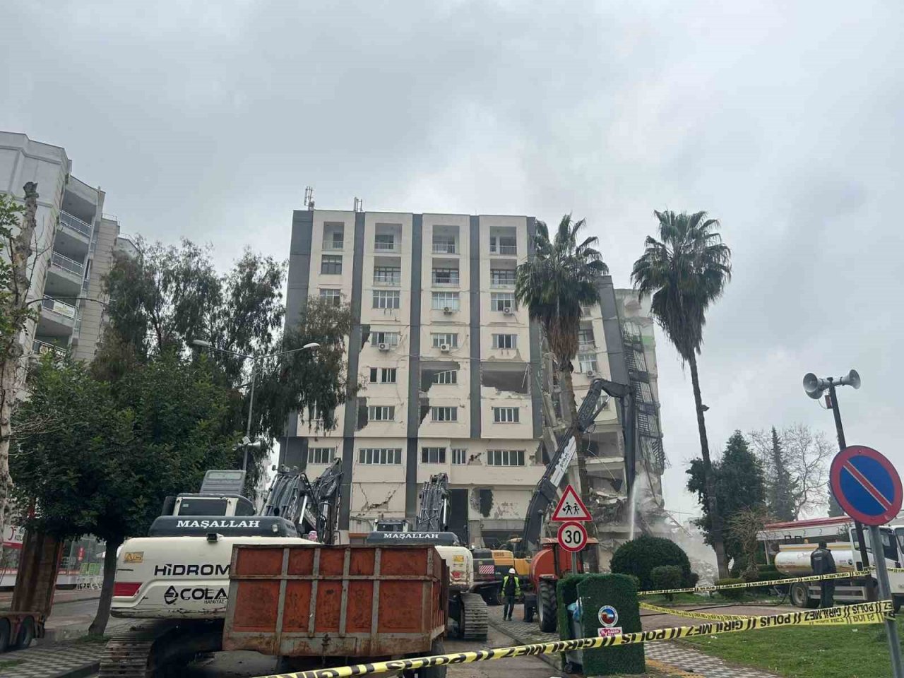 Adana Ceyhan’ın çarşı merkezdeki en büyük binası kontrollü olarak yıkıldı