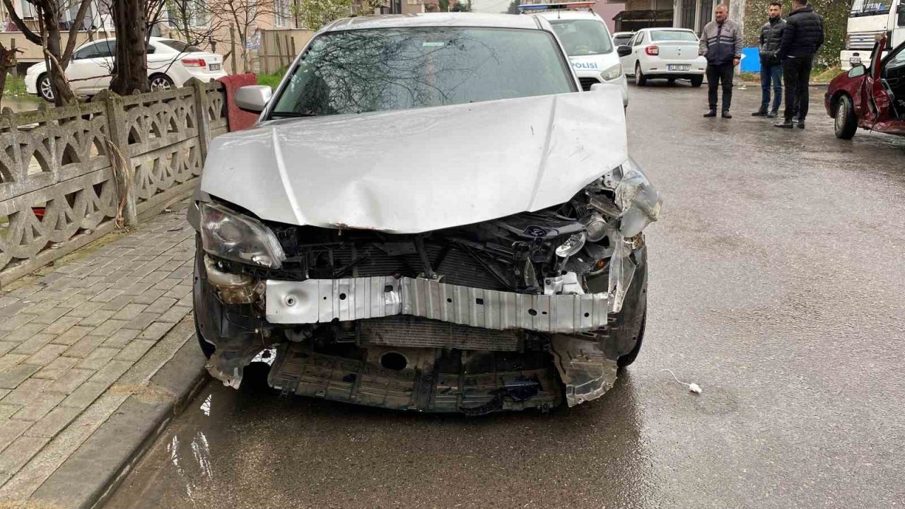 Çarpışan otomobillerden biri duvara çarparak durabildi: 1 yaralı