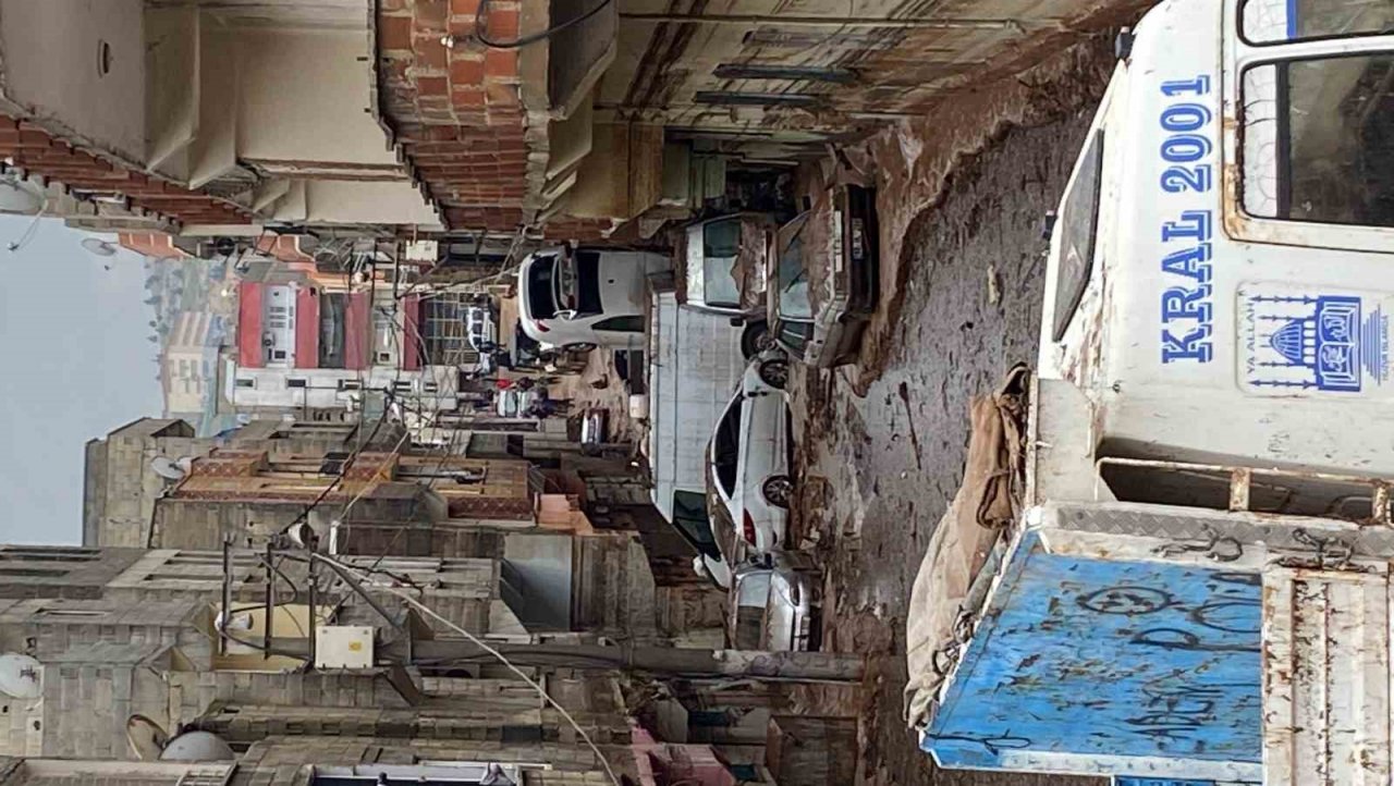 Antalya Büyükşehir Belediyesi Şanlıurfa’da su tahliye çalışmalarına destek veriyor