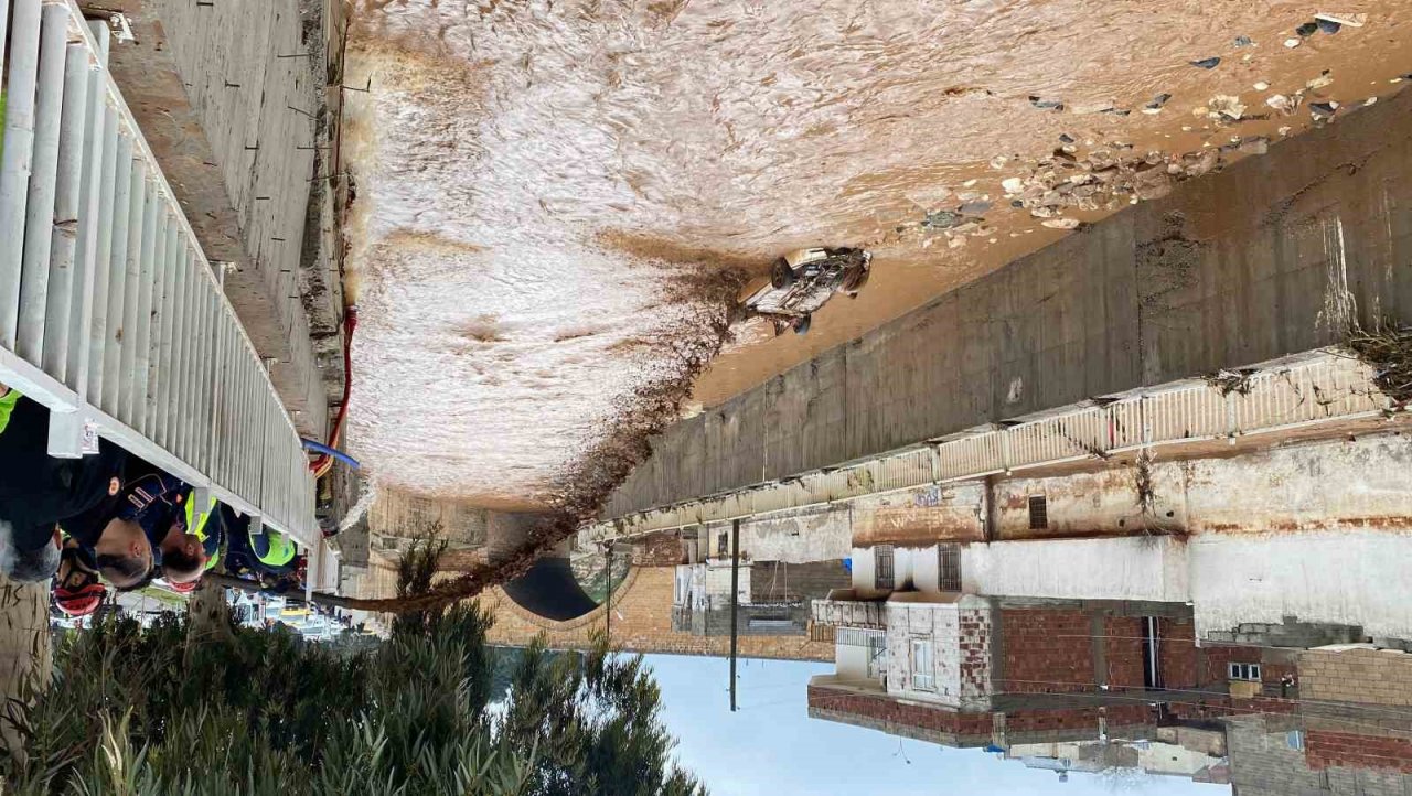 Antalya Büyükşehir Belediyesi Şanlıurfa’da su tahliye çalışmalarına destek veriyor