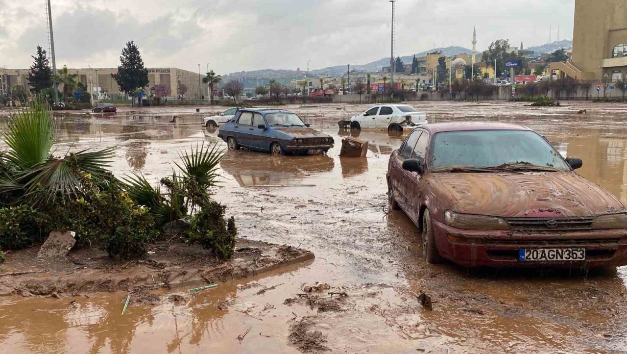 Antalya Büyükşehir Belediyesi Şanlıurfa’da su tahliye çalışmalarına destek veriyor