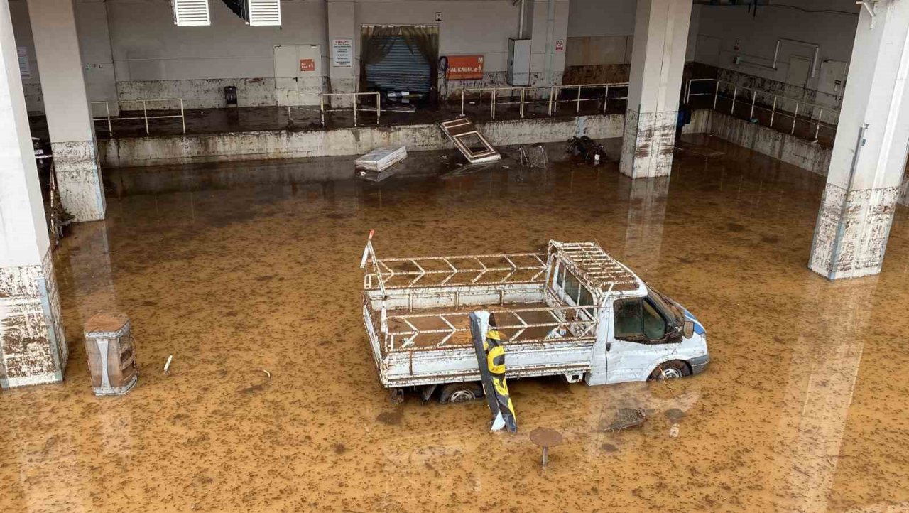 Antalya Büyükşehir Belediyesi Şanlıurfa’da su tahliye çalışmalarına destek veriyor