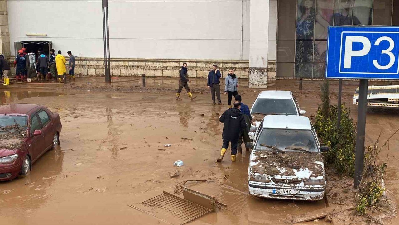 Antalya Büyükşehir Belediyesi Şanlıurfa’da su tahliye çalışmalarına destek veriyor