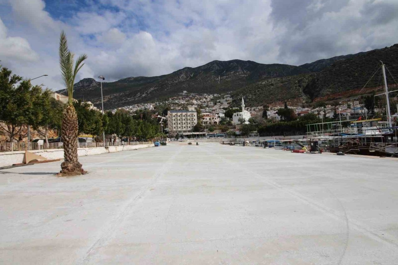 Kalkan Balıkçı Barınağı zemin yenileme çalışması tamamlandı