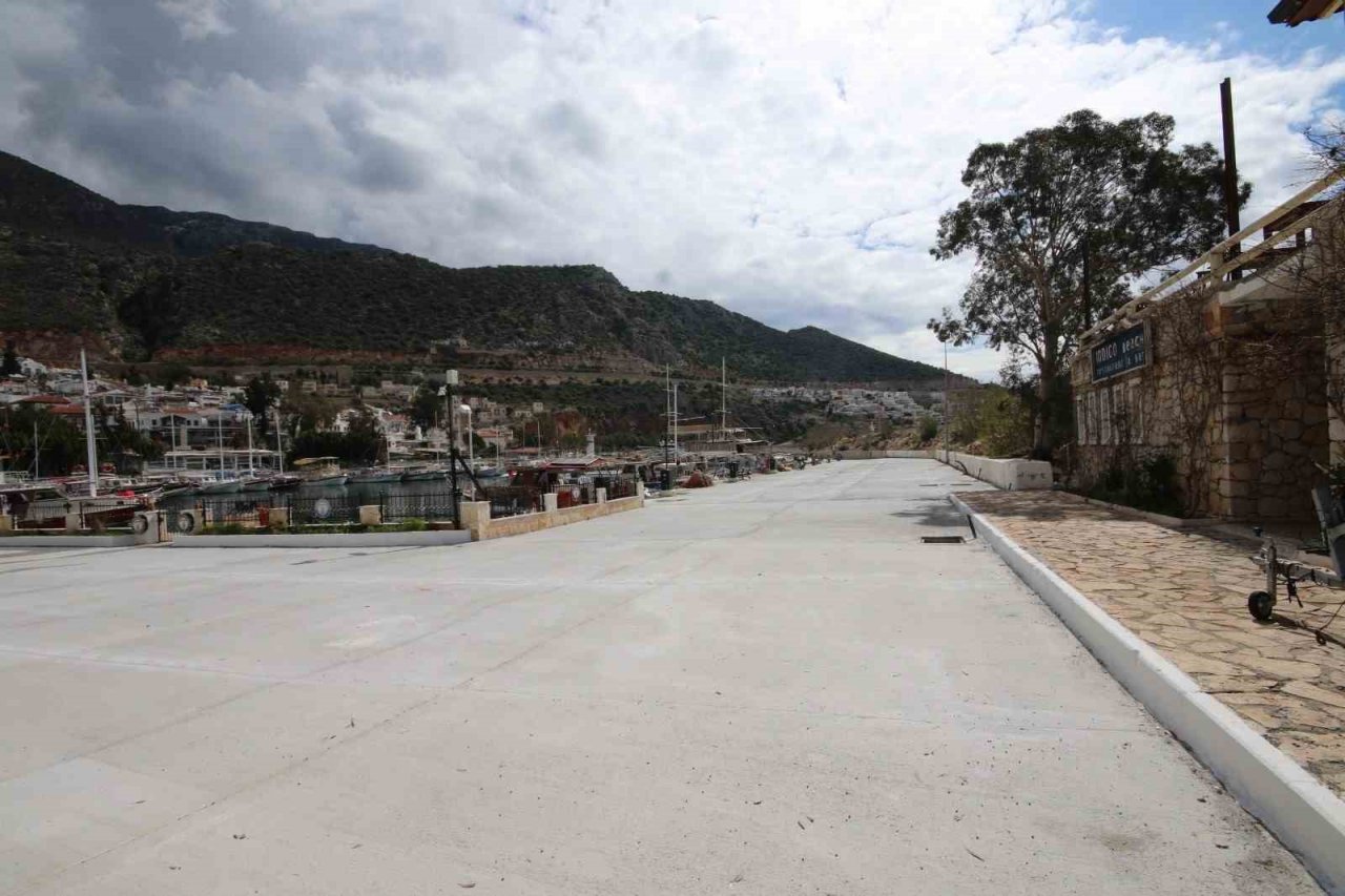 Kalkan Balıkçı Barınağı zemin yenileme çalışması tamamlandı