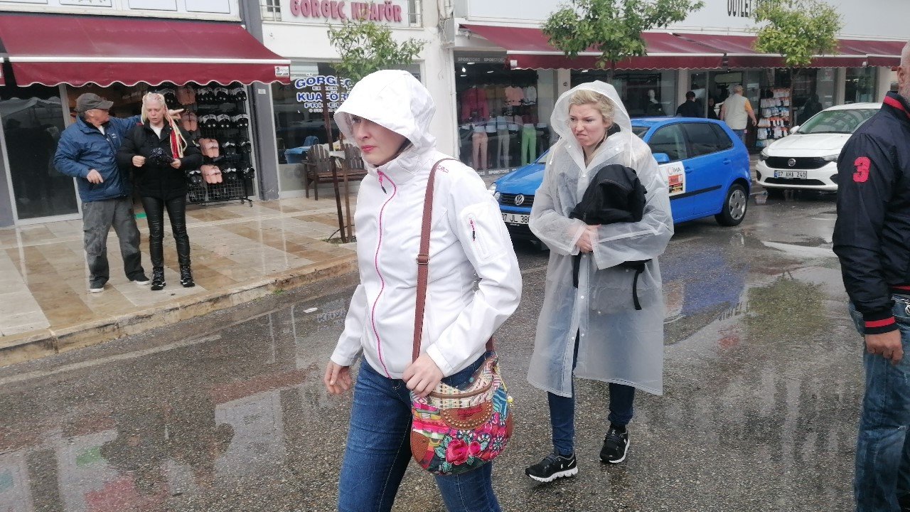 Manavgat’ta 1 saat süren sağanak esnaf ve turistlere zor anlar yaşattı