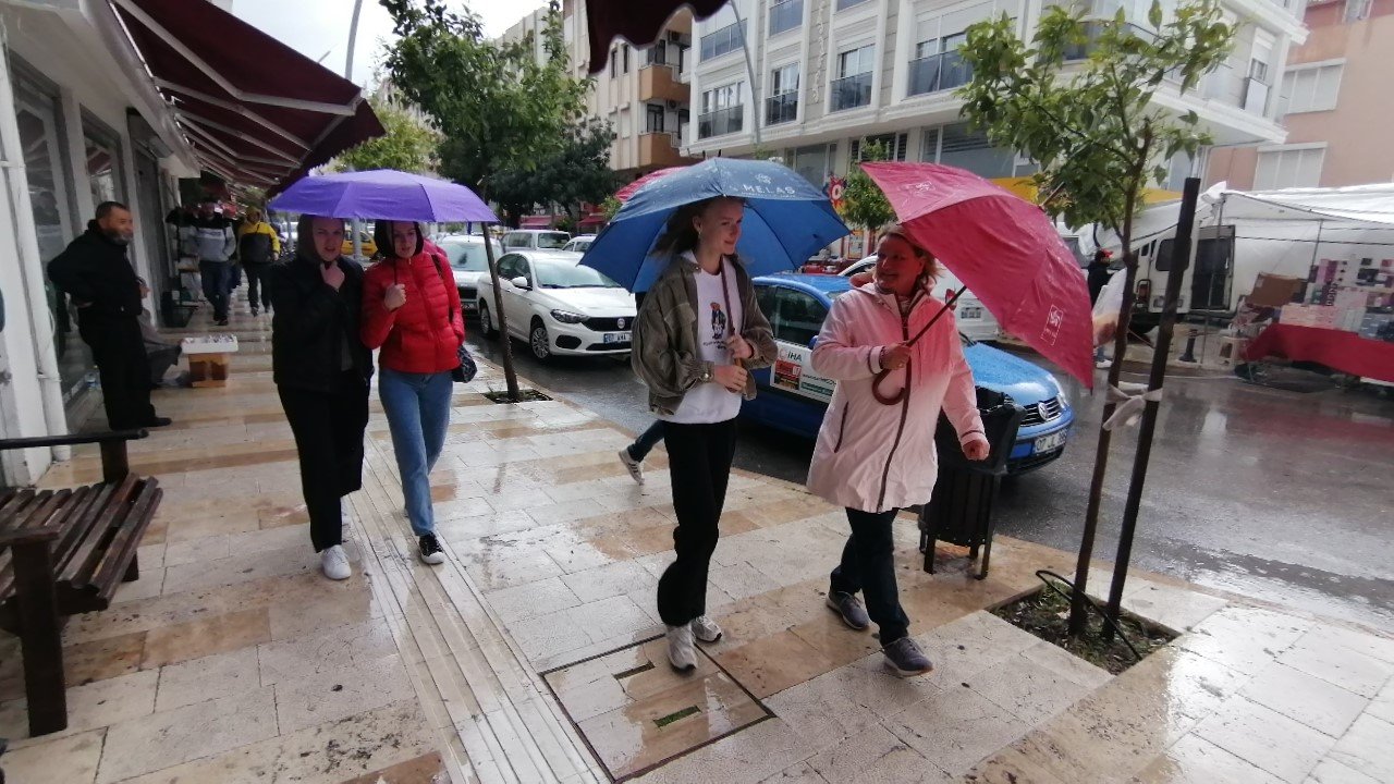 Manavgat’ta 1 saat süren sağanak esnaf ve turistlere zor anlar yaşattı