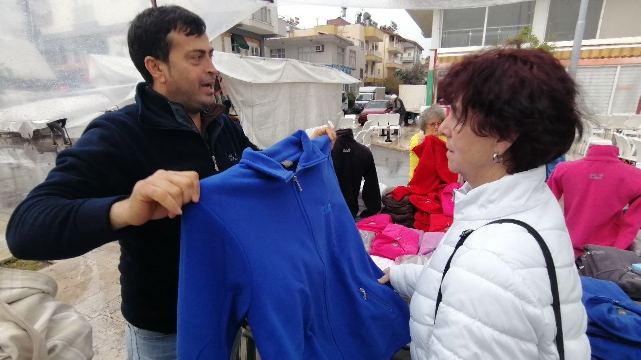 Manavgat’ta 1 saat süren sağanak esnaf ve turistlere zor anlar yaşattı