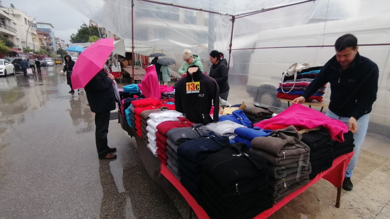 Manavgat’ta 1 saat süren sağanak esnaf ve turistlere zor anlar yaşattı