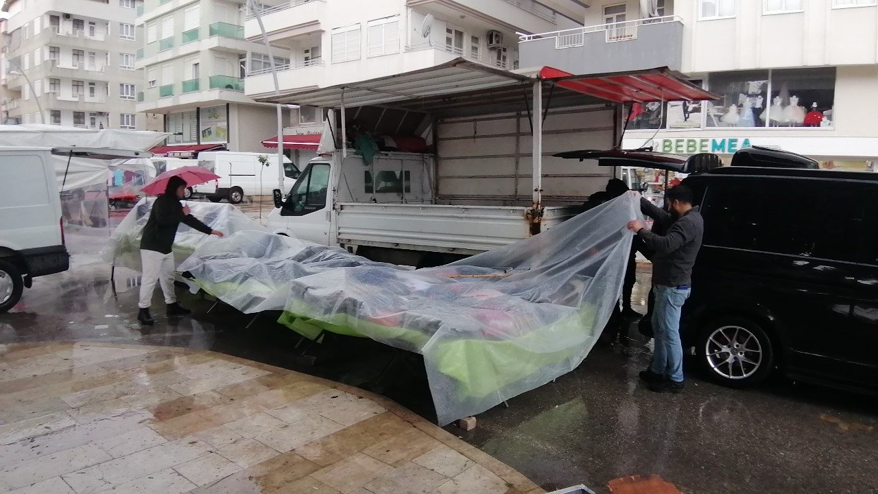 Manavgat’ta 1 saat süren sağanak esnaf ve turistlere zor anlar yaşattı