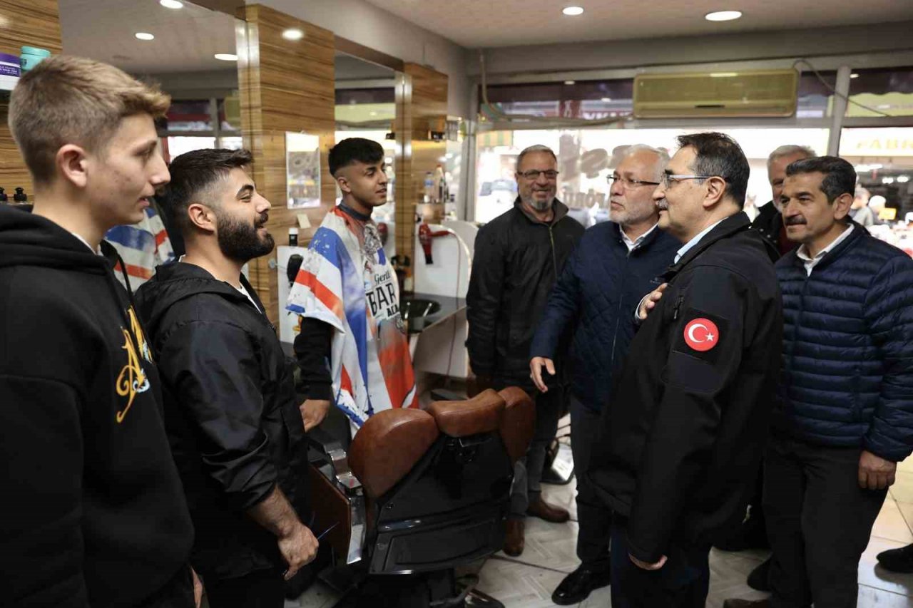 Bakan Dönmez, depremden etkilenen İskenderun’da esnafı ziyaret etti