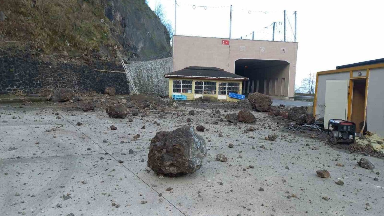 Artvin’in Hopa ilçesinde yaşanan heyelanlar korkuttu