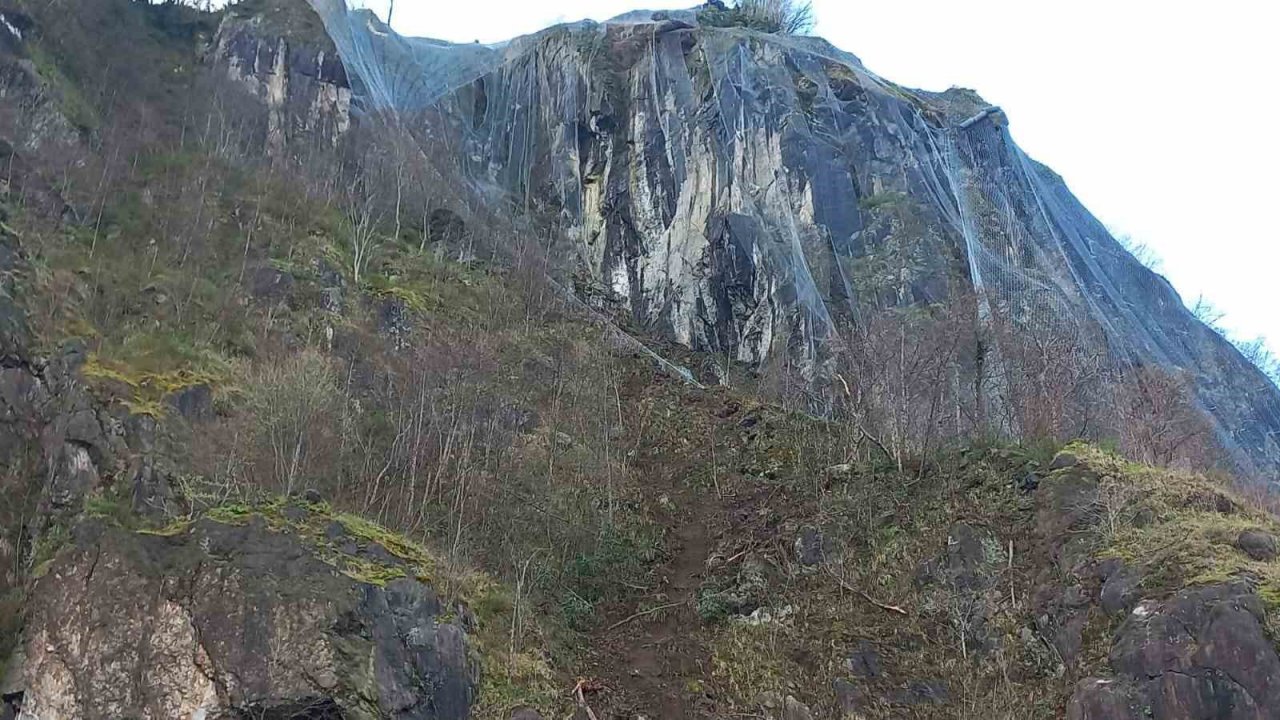 Artvin’in Hopa ilçesinde yaşanan heyelanlar korkuttu