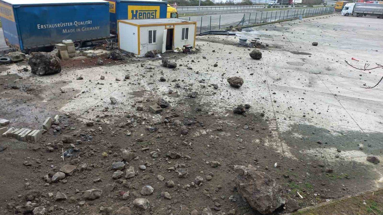 Artvin’in Hopa ilçesinde yaşanan heyelanlar korkuttu