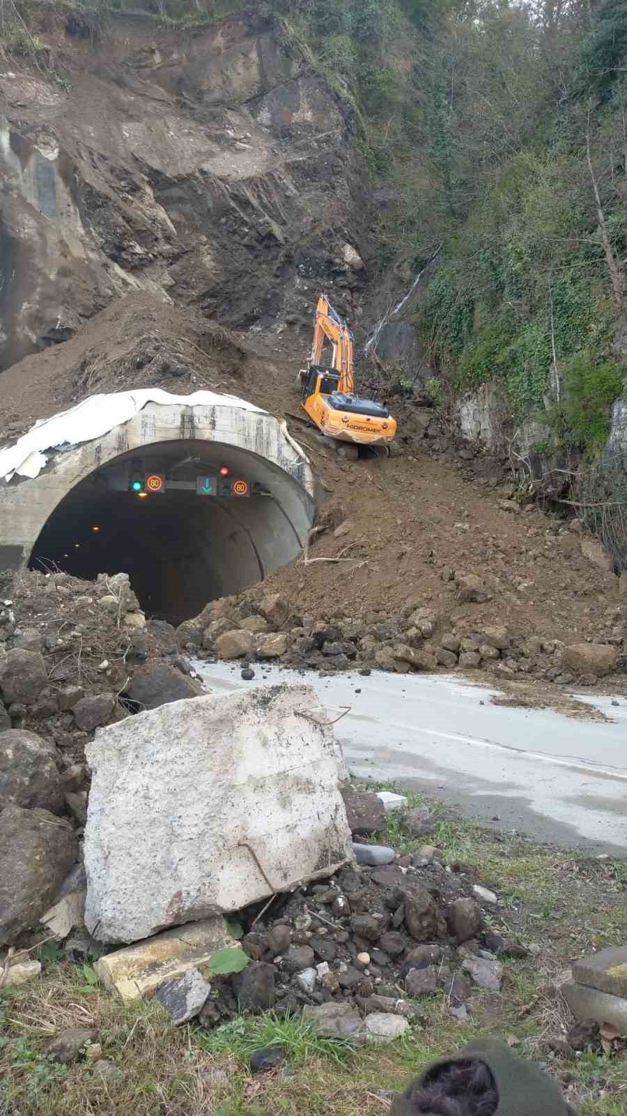 Artvin’in Hopa ilçesinde yaşanan heyelanlar korkuttu