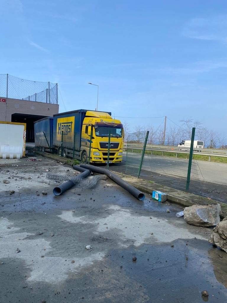 Artvin’in Hopa ilçesinde yaşanan heyelanlar korkuttu