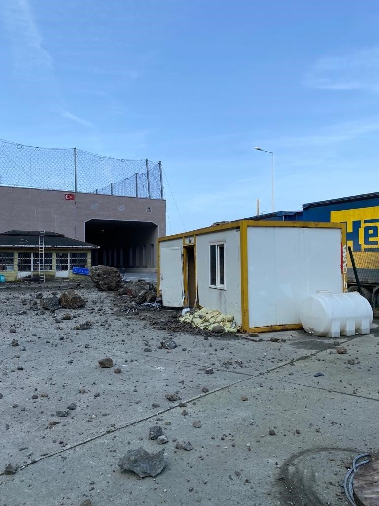 Artvin’in Hopa ilçesinde yaşanan heyelanlar korkuttu