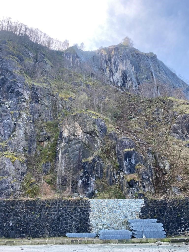 Artvin’in Hopa ilçesinde yaşanan heyelanlar korkuttu