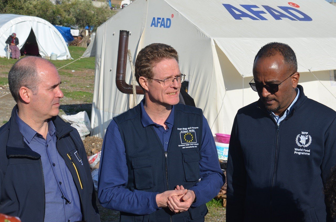 Büyükelçi Landrut Kahramanmaraş’ta çadırda yaşayan vatandaşları ziyaret etti