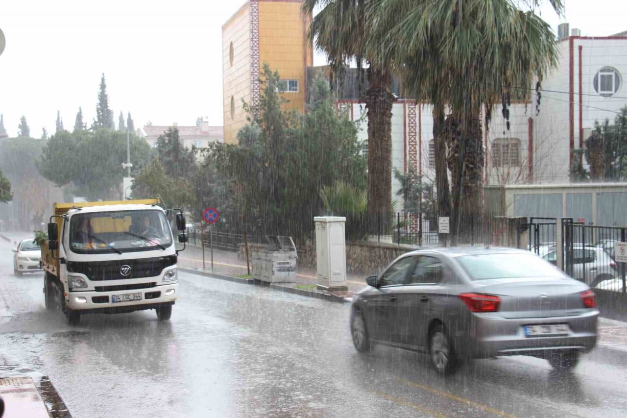 Aydın’da doluyla karışık sağanak yağış ekili oldu