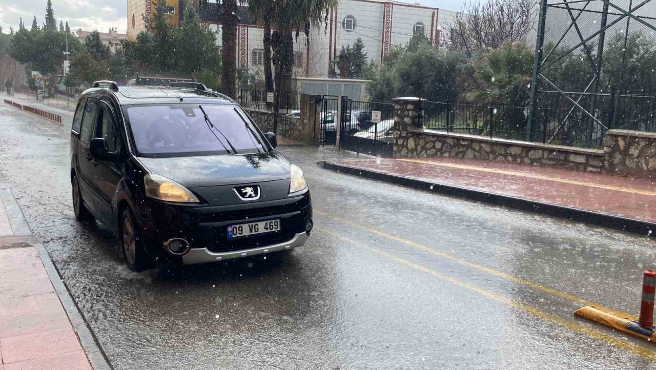 Aydın’da doluyla karışık sağanak yağış ekili oldu