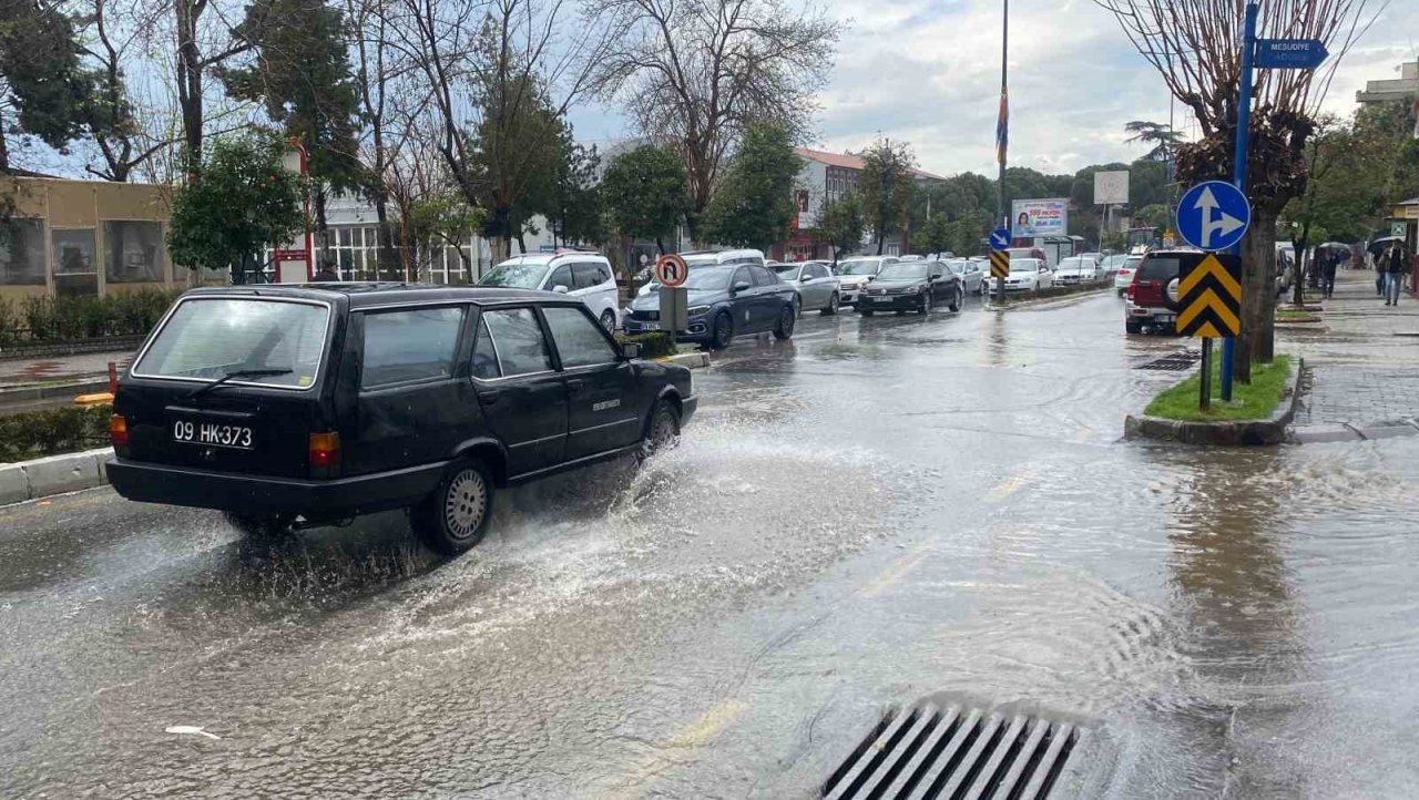 Aydın’da doluyla karışık sağanak yağış ekili oldu