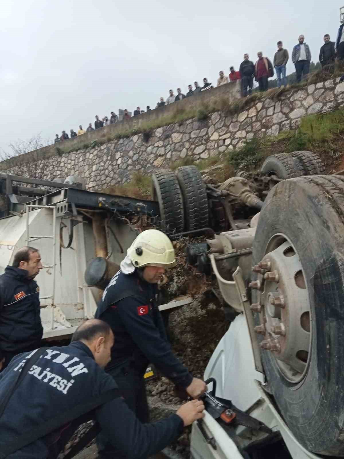 Devrilen kamyonun sürücüsü hayatını kaybetti