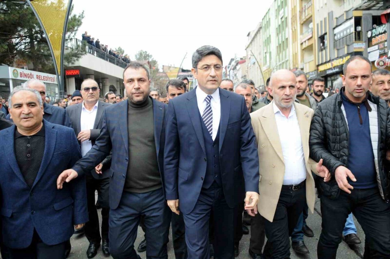 Bingöl’de AK Parti’den milletvekili aday adayı olan Korkutata’ya müracaatında binlerce kişi eşlik etti