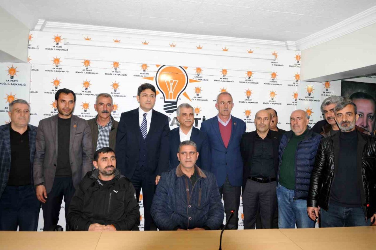 Bingöl’de AK Parti’den milletvekili aday adayı olan Korkutata’ya müracaatında binlerce kişi eşlik etti
