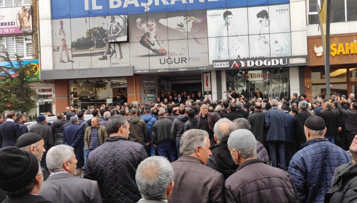 Bingöl’de AK Parti’den milletvekili aday adayı olan Korkutata’ya müracaatında binlerce kişi eşlik etti