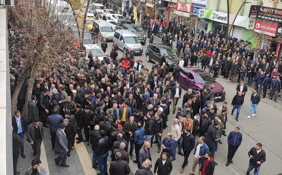 Bingöl’de AK Parti’den milletvekili aday adayı olan Korkutata’ya müracaatında binlerce kişi eşlik etti