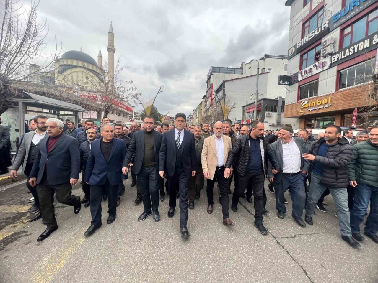Bingöl’de AK Parti’den milletvekili aday adayı olan Korkutata’ya müracaatında binlerce kişi eşlik etti