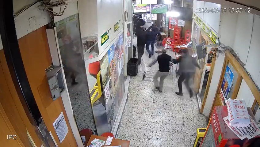 Deprem paniği kamerada: Pasajdan böyle çıktılar