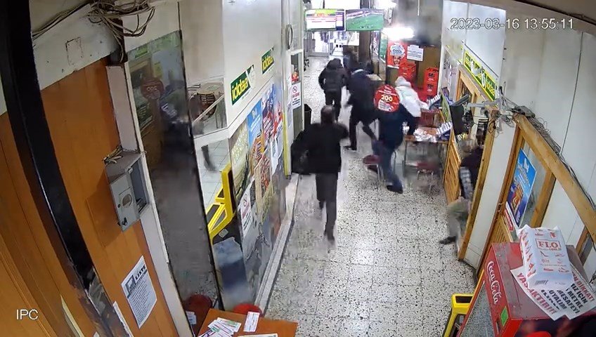 Deprem paniği kamerada: Pasajdan böyle çıktılar