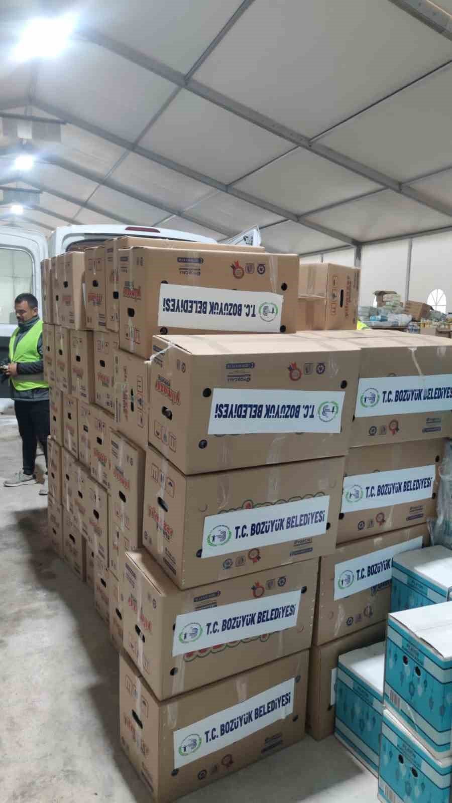 Bozüyük Belediyesi’nden deprem bölgesine mont yardımı