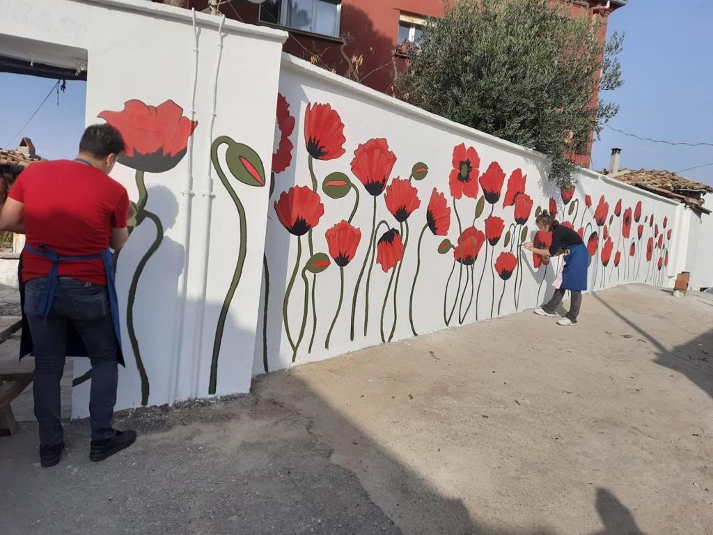 Tuvalleri fabrika duvarları oldu