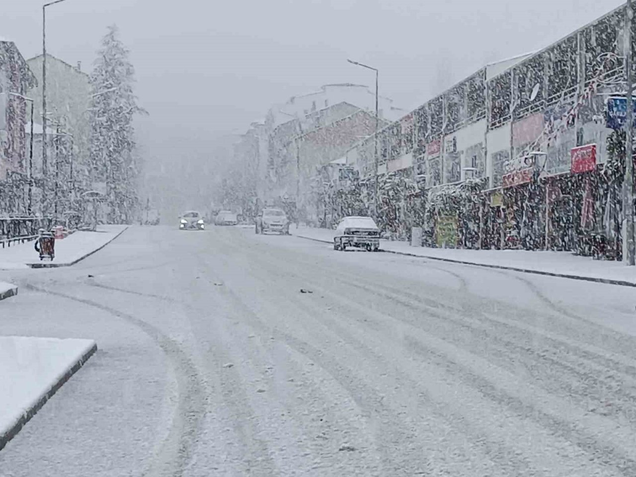 Denizli, Mart ayının ortasında yağan karla beyaza büründü