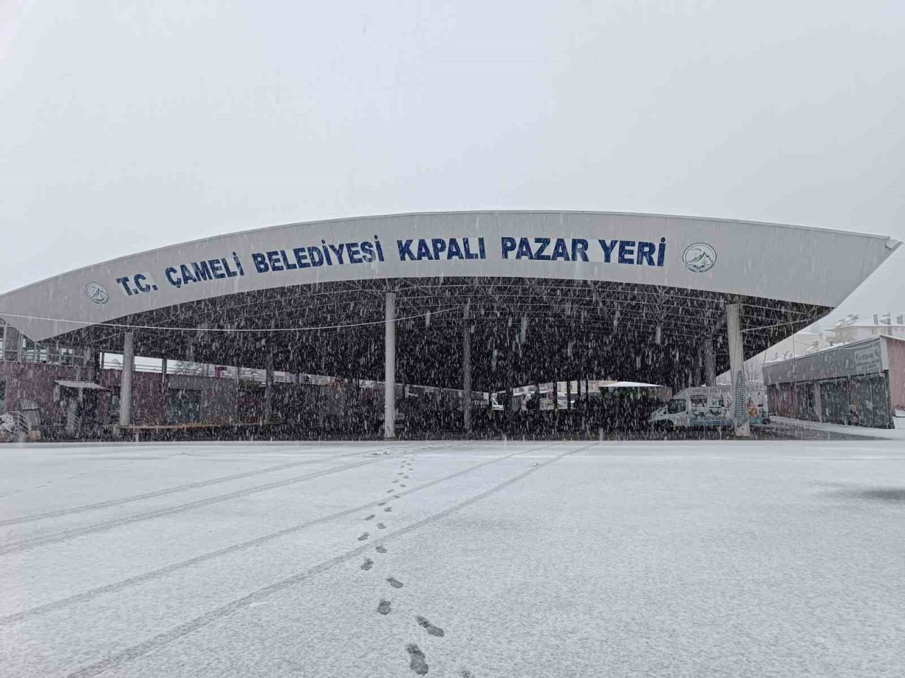 Denizli, Mart ayının ortasında yağan karla beyaza büründü