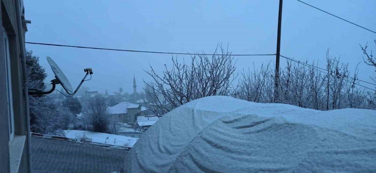 Denizli, Mart ayının ortasında yağan karla beyaza büründü