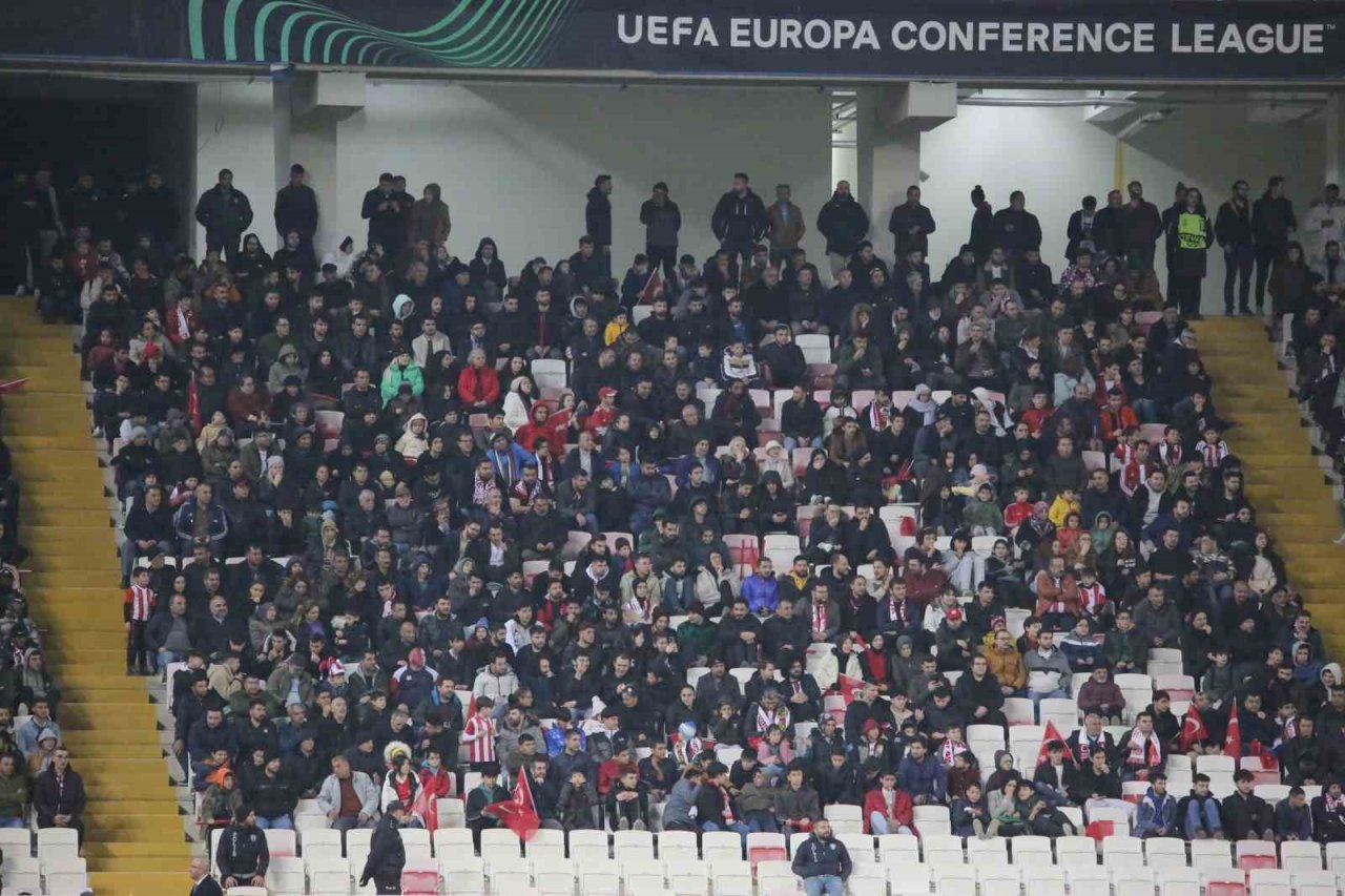 Depremzedeler Sivasspor-Fiorentina maçını ücretsiz izledi