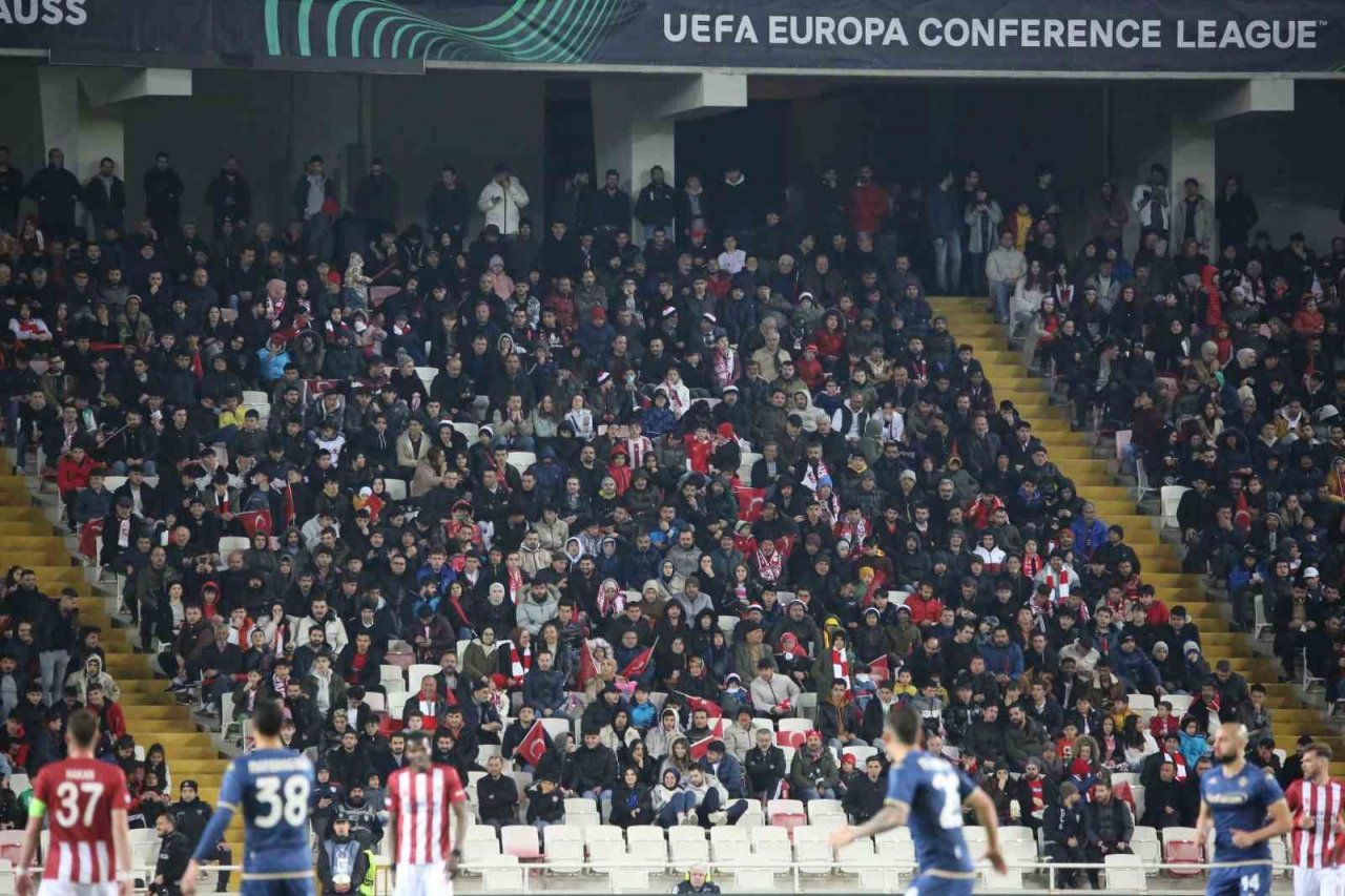 Depremzedeler Sivasspor-Fiorentina maçını ücretsiz izledi