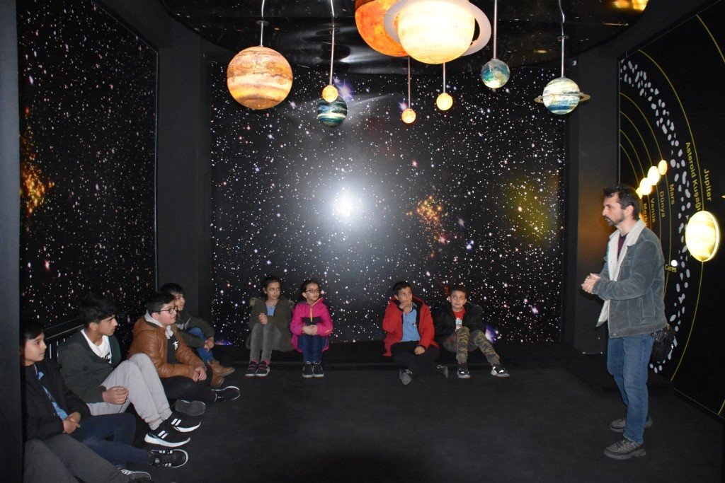 Başkan Çolakbayrakdar: “Depremzede çocuklar, başımızın tacıdır”