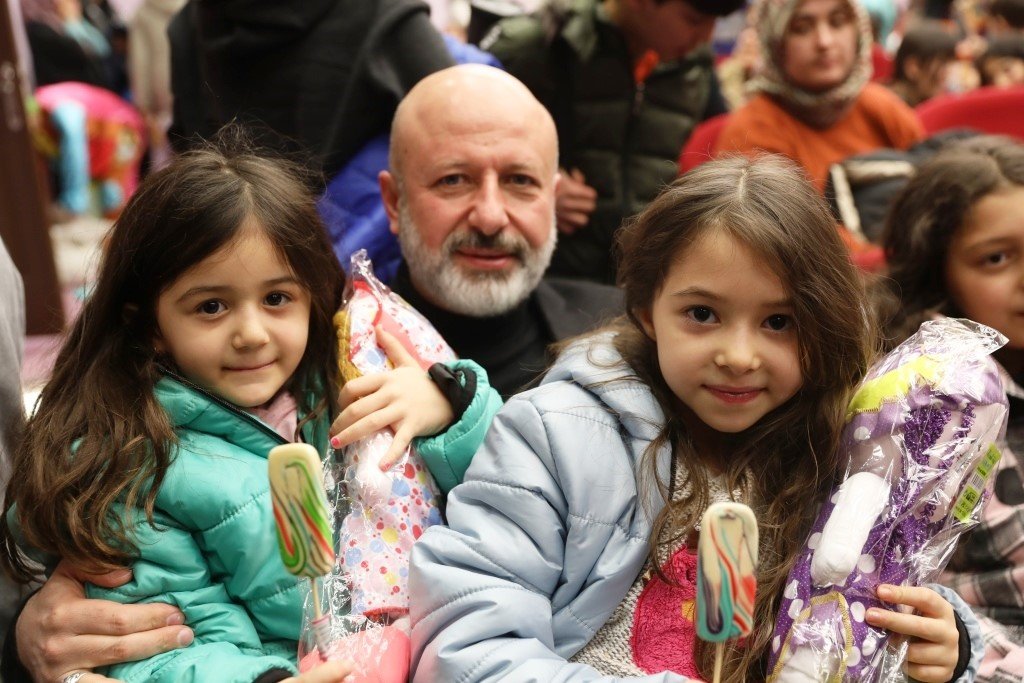 Başkan Çolakbayrakdar: “Depremzede çocuklar, başımızın tacıdır”