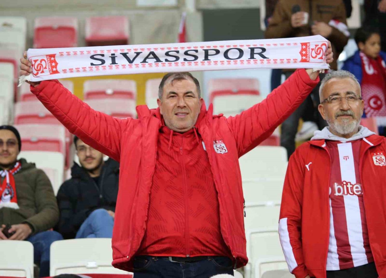 Sivassporlu taraftarlar, Fiorentina maçına yoğun ilgi gösteriyor