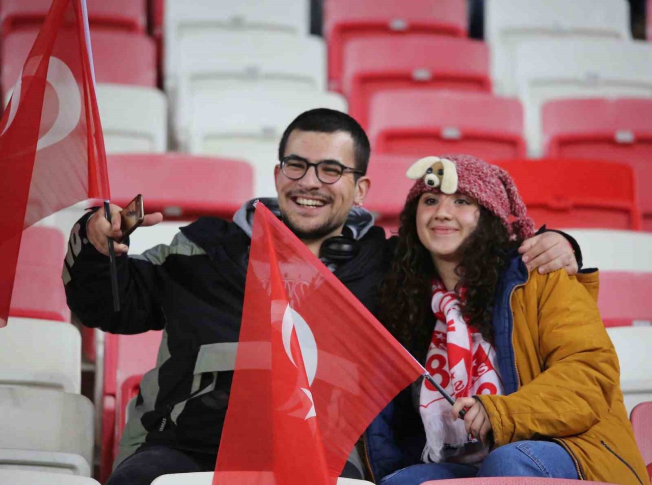 Sivassporlu taraftarlar, Fiorentina maçına yoğun ilgi gösteriyor