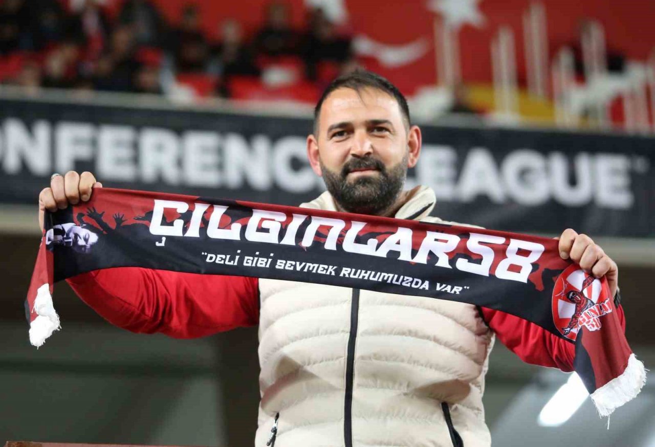 Sivassporlu taraftarlar, Fiorentina maçına yoğun ilgi gösteriyor