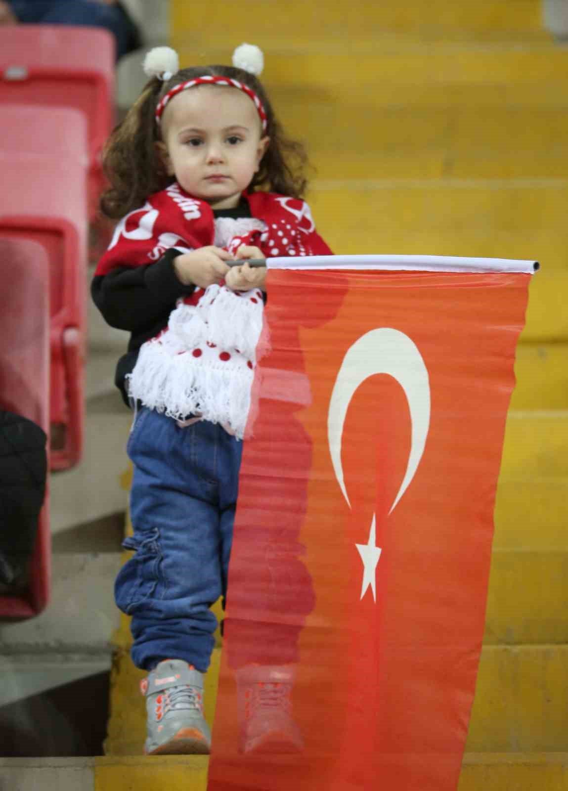 Sivassporlu taraftarlar, Fiorentina maçına yoğun ilgi gösteriyor
