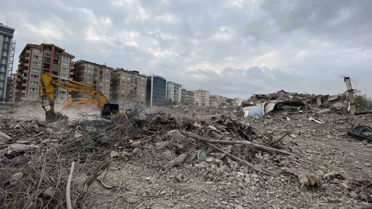 89 kişinin hayatını kaybettiği Diyar Galeria İş Merkezi bir dokunuşla yıkıldı