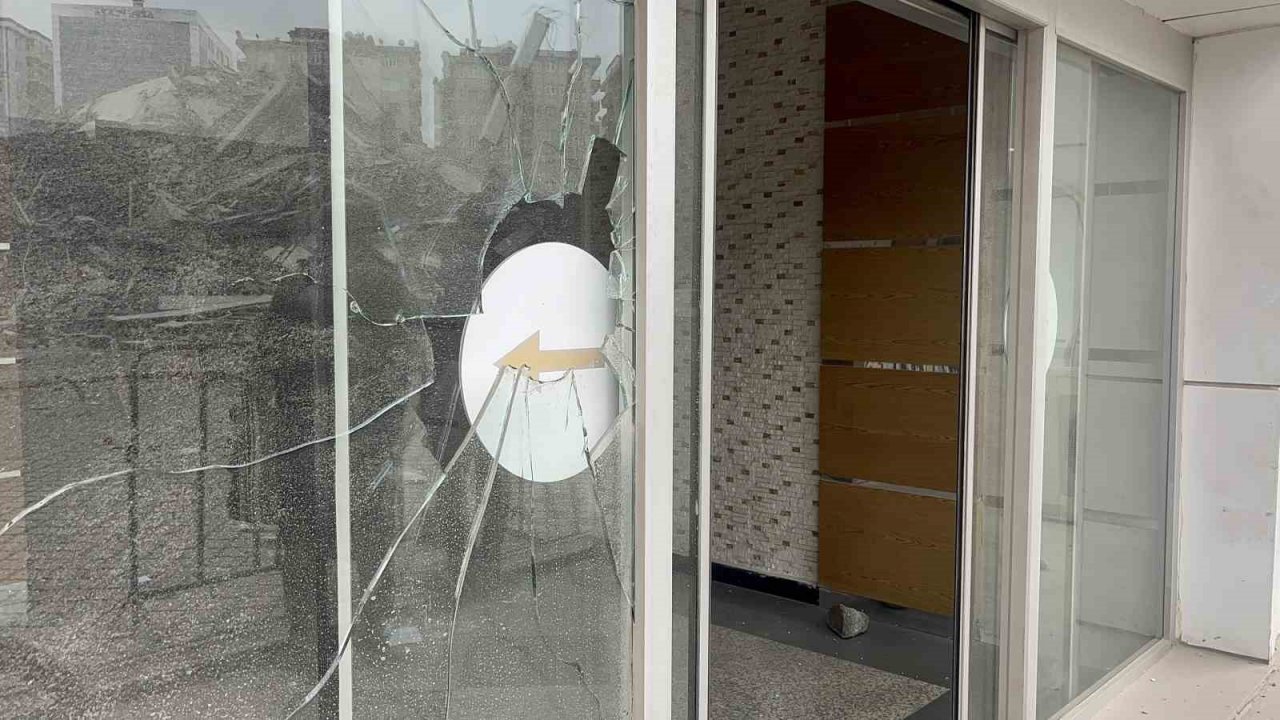 89 kişinin hayatını kaybettiği Diyar Galeria İş Merkezi bir dokunuşla yıkıldı